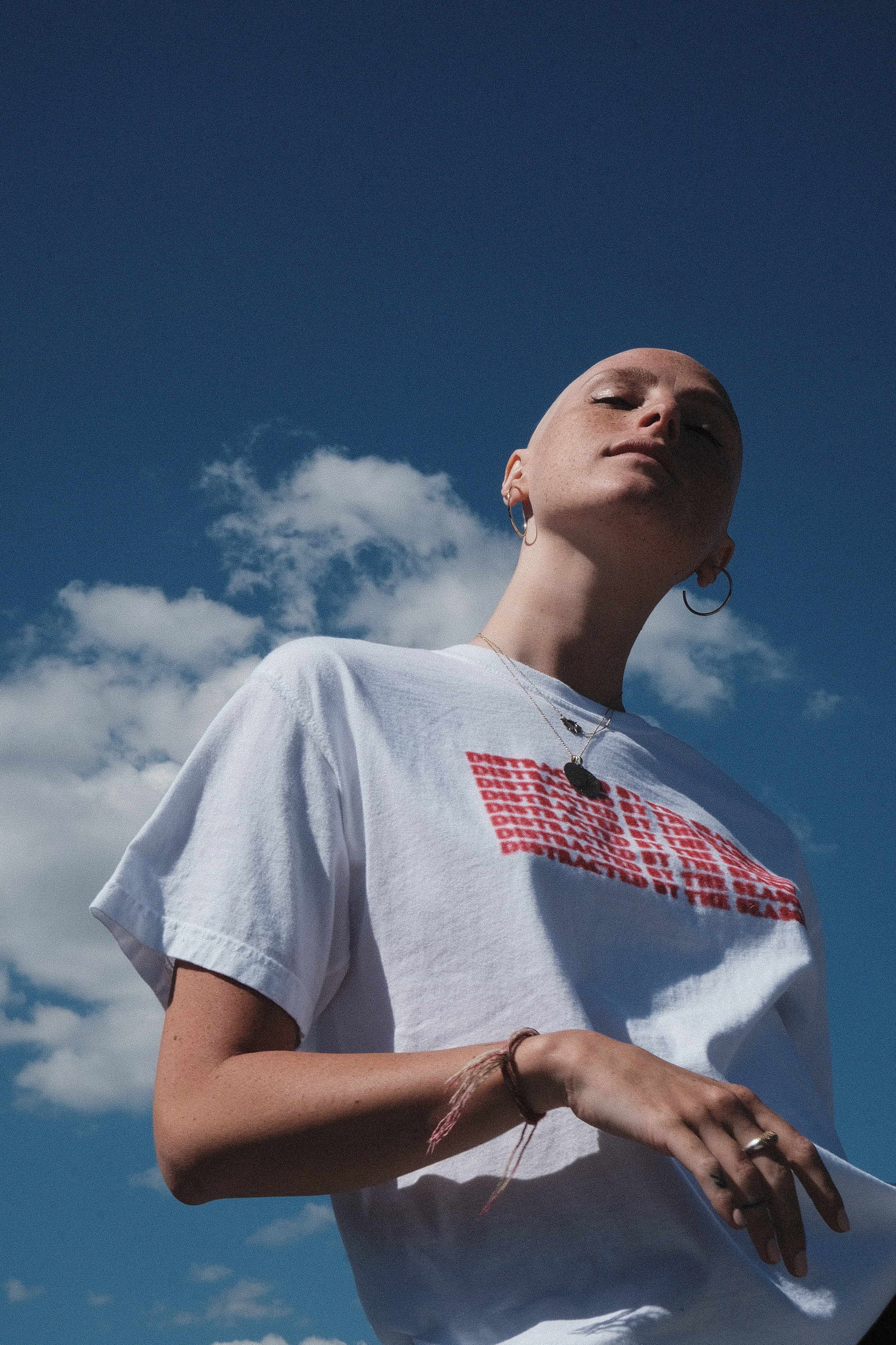 DISTRACTED TEE